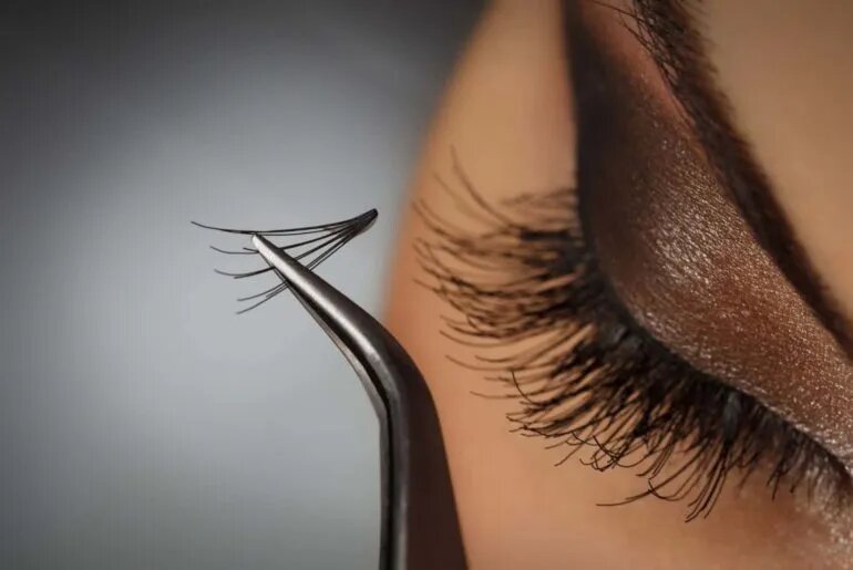 How to Remove Eyelash Extensions, According to a Lash Expert